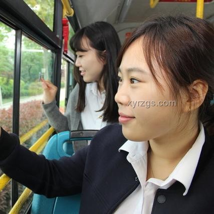 男子脚伸车窗外边玩手机边开车：解决方案